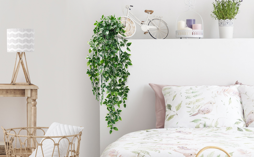 Un dormitorio blanco con una cama blanca y una bicicleta blanca.
