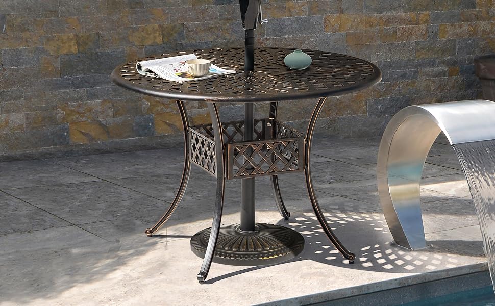 Fotoserie mit Gartenmöbeln aus Metall für den Außenbereich vor dem Hintergrund einer Steinmauer. Runder Tisch im Bistrostil mit aufwendigem Metallgussdesign und passenden Stühlen, die in verschiedenen Winkeln sichtbar sind.