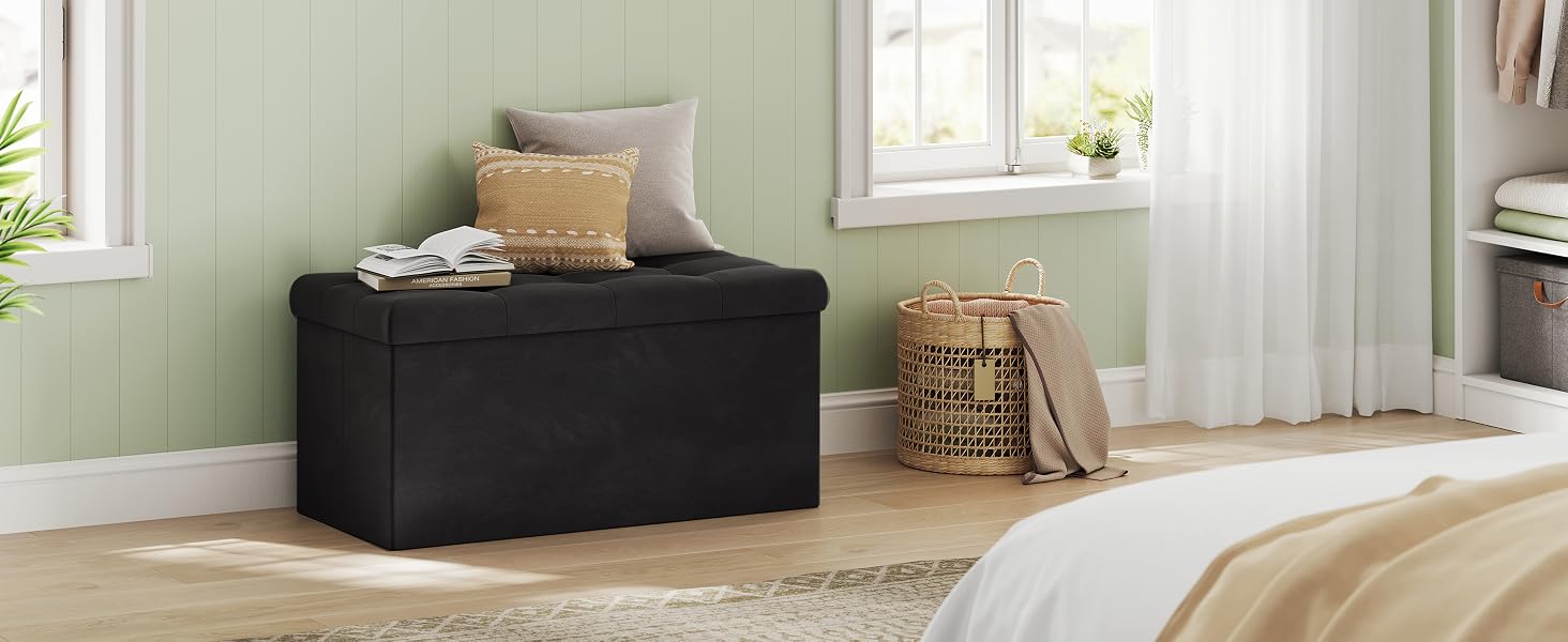 en un dormitorio luminoso, colocada cerca de ventanas con cortinas y almohadas decorativas.