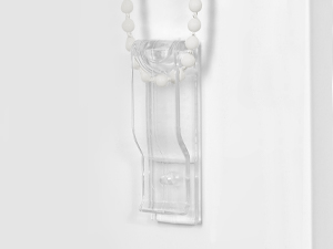 Bouteille d'eau ou récipient en plastique transparent translucide avec une texture nervurée verticale visible sur un fond intérieur blanc flou.