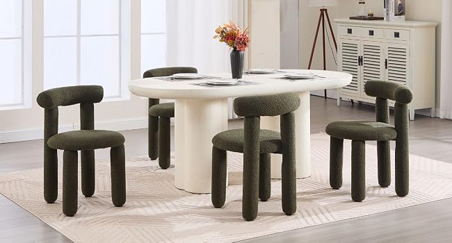 Serie di sgabelli o tavolini moderni identici di colore scuro disposti in un display in stile espositivo sullo spazio interno bianco.