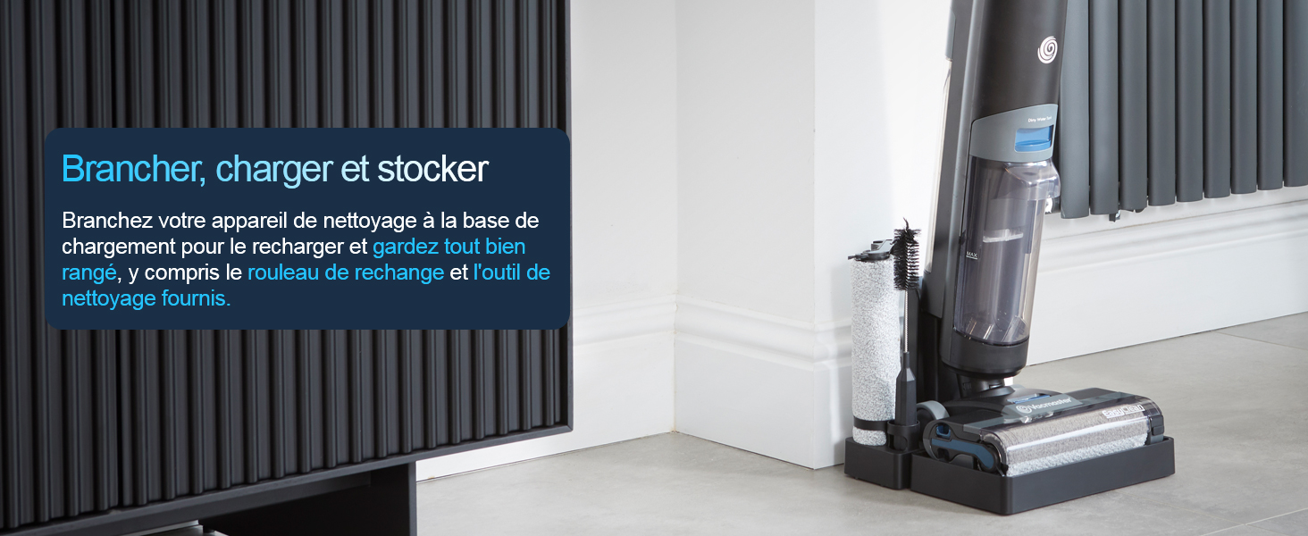 Le texte se lit comme suit : « Breacher charger of stockier » avec des sous-titres en plusieurs langues. Aspirateur vertical sans fil avec station de chargement illustré sur une surface blanche sur fond rayé.