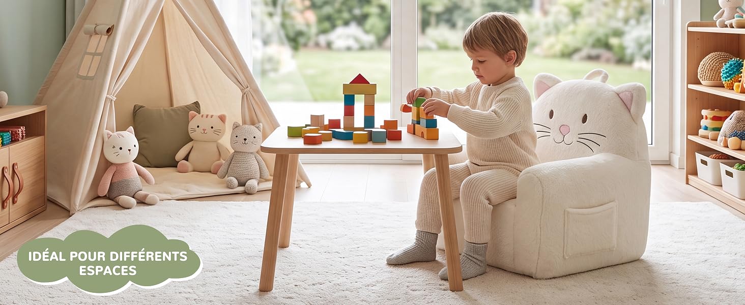 Le texte indique « IDÉAL POUR S'AMUSER ». Scène de salle de jeux intérieure avec un enfant assis sur un pouf beige près d'une table de jeu en bois avec des blocs, une tente tipi crème, des étagères et une fenêtre avec de la verdure visible.