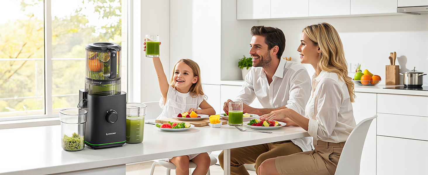 Dreiköpfige Familie in der Küche mit schwarzem Gerät auf der Theke, frischem Gemüse und Lebensmitteln, heller natürlicher Fensterbeleuchtung, moderner weißer Kücheneinrichtung.