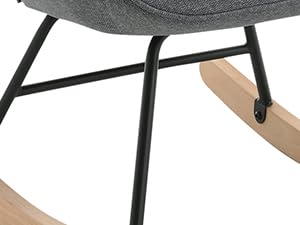 Vista parcial de una estructura de metal negro con componentes de madera, posiblemente parte de una silla o mueble.