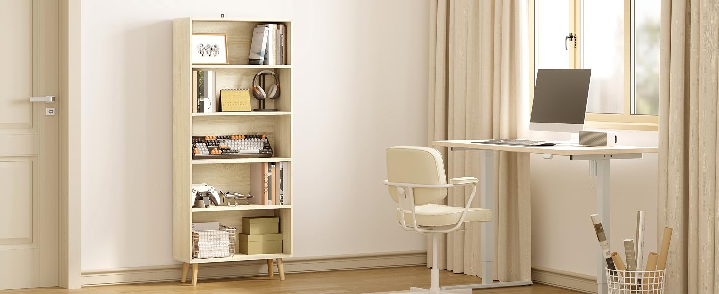 Configurazione per l'home office con scrivania regolabile, sedia ergonomica e libreria alta in legno. I mobili di colore chiaro contro le pareti beige creano un ambiente