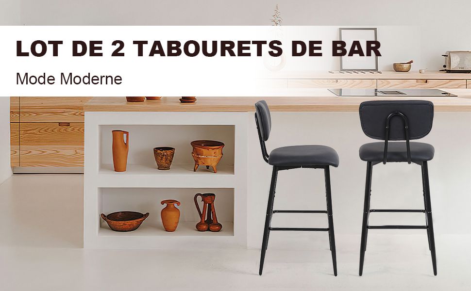 Deux tabourets de bar modernes avec sièges et dossiers rembourrés noirs, structures en métal. Placé devant un îlot de cuisine blanc avec des étagères en bois présentant des objets en céramique