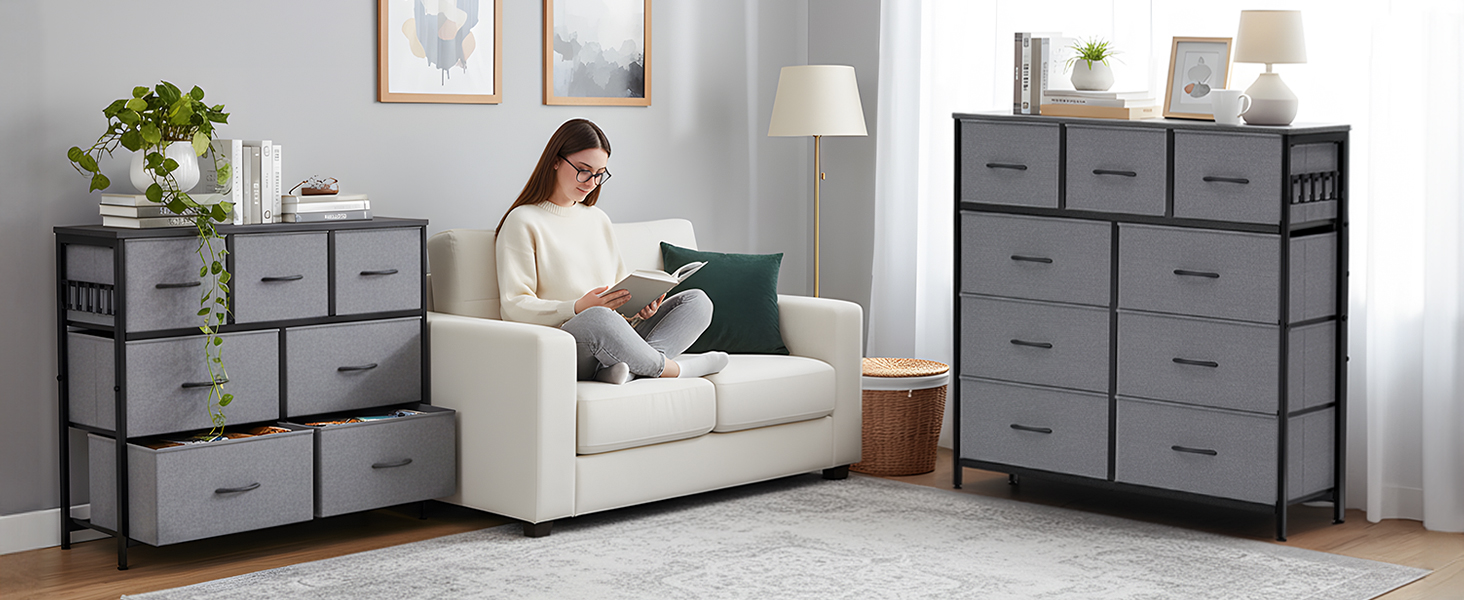 Série de tiroirs de rangement en tissu gris avec structure en métal noir, présentée dans un décor de salon avec canapé blanc. Plusieurs unités présentées avec des tiroirs dans différentes positions ouvertes et fermées.