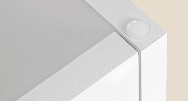 Primo piano degli angoli o dei bordi di una superficie bianca, che mostra linee e giunti architettonici puliti.
