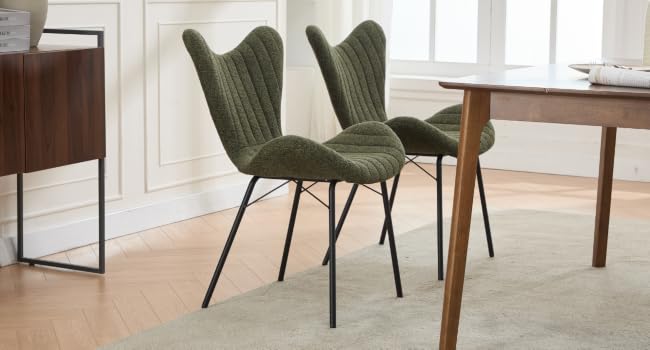 Comedor moderno con sillas tapizadas de color verde oliva con respaldos curvos alrededor de una mesa de madera sobre una alfombra beige, que muestra una estética de diseño interior contemporáneo.