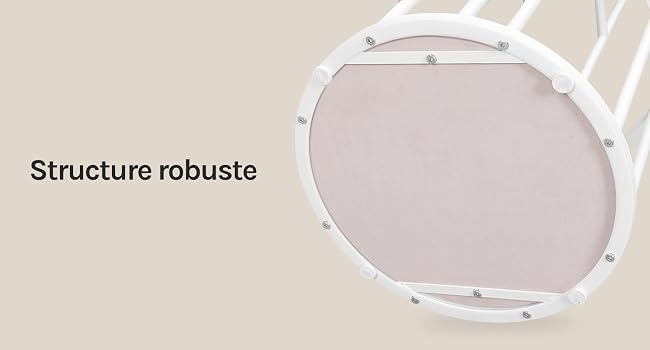 Le texte se lit comme suit : « Structure robuste ». Coussin ou coussin rectangulaire arrondi de couleur beige avec détails de garniture perforés blancs et fermetures à pression autour de la bordure.