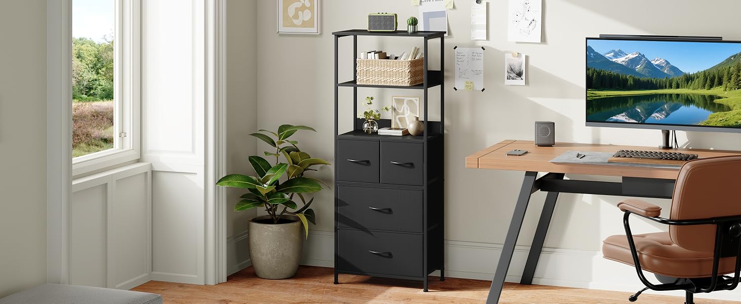 Intérieur de bureau présentant un espace de travail minimaliste avec bureau, chaise, solutions de rangement et éléments décoratifs dans une pièce lumineuse et éclairée naturellement.