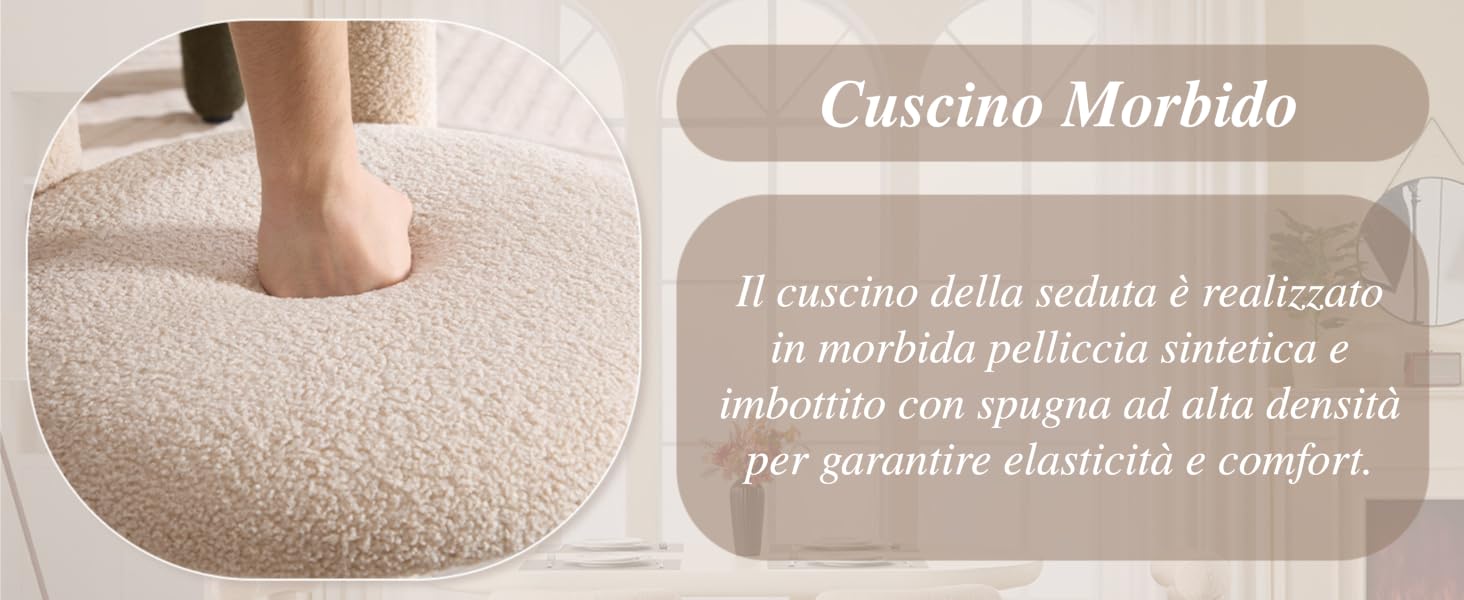 Il testo recita «Cuscino Morbido» e «Il cuscino della seduta è realizzato in morbida pelliccia sintetica e imbottito con spugna ad alta densità per garantire elasticità e comfort». Superficie del cuscino testurizzata beige con piede che dimostra morbidezza.