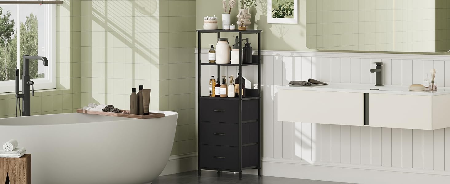 Intérieur de cuisine blanc moderne aux lignes épurées, doté d'appareils électroménagers intégrés et d'éléments de design minimalistes.