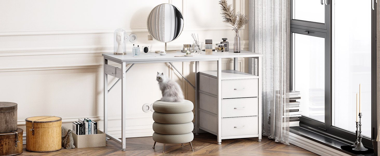 avec tiroirs, grand miroir et éclairage de fenêtre. Dispose d'un design minimaliste avec un espace de rangement organisé.