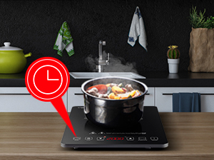 sur le comptoir de la cuisine avec casserole. Le cercle rouge met en évidence les commandes tactiles. Entouré d'articles de cuisine comme une bouilloire jaune et une plante.
