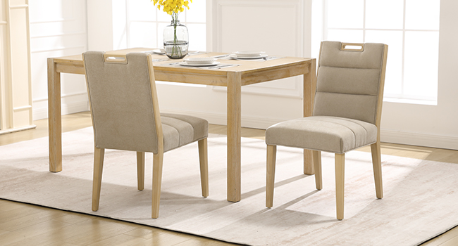 Juego de comedor moderno con mesa de madera clara y cuatro sillas tapizadas de color beige en un ambiente interior luminoso.