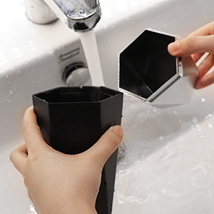 une personne qui verse de l'eau dans un récipient.