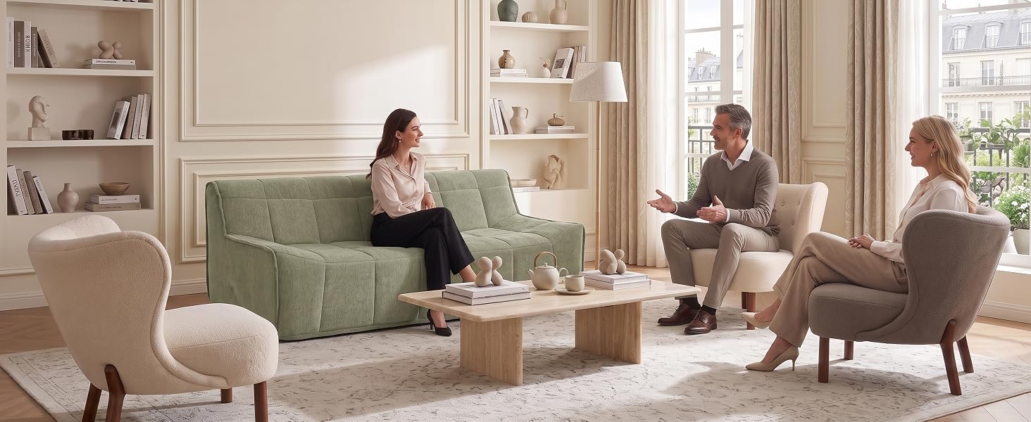 Intérieur de salon moderne avec une femme et un homme en conversation. Palette de couleurs beige neutre, disposition des sièges contemporaine, étagères, plantes d'intérieur et grandes fenêtres avec éclairage naturel.