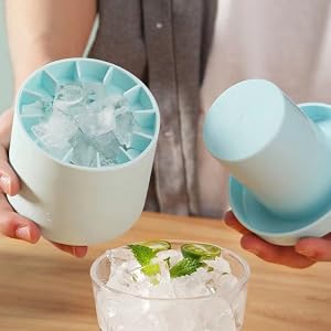 verse les glaçons dans le verre