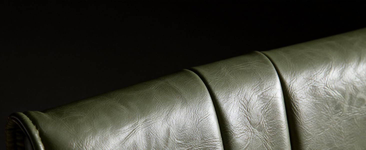 Détail texturé rapproché de la surface du matériau en cuir foncé présentant des motifs de grain naturels et une légère brillance.