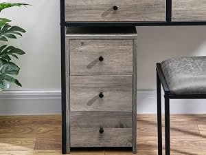 Rustikaler Schreibtisch aus Holz mit schwarzem Metallrahmen. Verfügt über mehrere Schubladen, eine verwitterte graue Oberfläche und einen gepolsterten