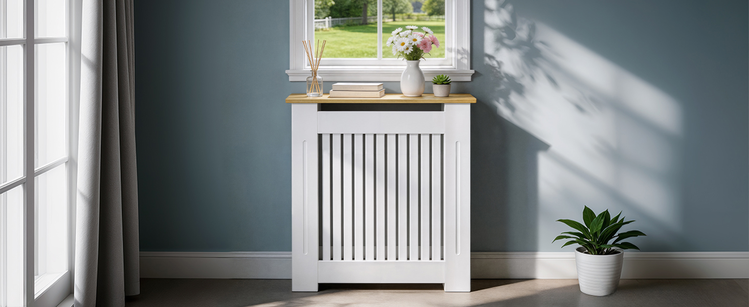 Ambiente interno con culla/culla a doghe verticali bianche con biancheria da letto posizionata vicino alla finestra con luce naturale, pareti grigio-blu, mobili bianchi e piante in vaso sul tavolino.