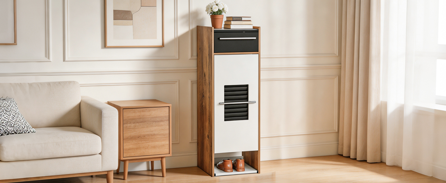 Stufetta portatile con display digitale e finitura esterna in legno posizionata in un soggiorno moderno con arredi neutri, divano, comodino in legno e tende.