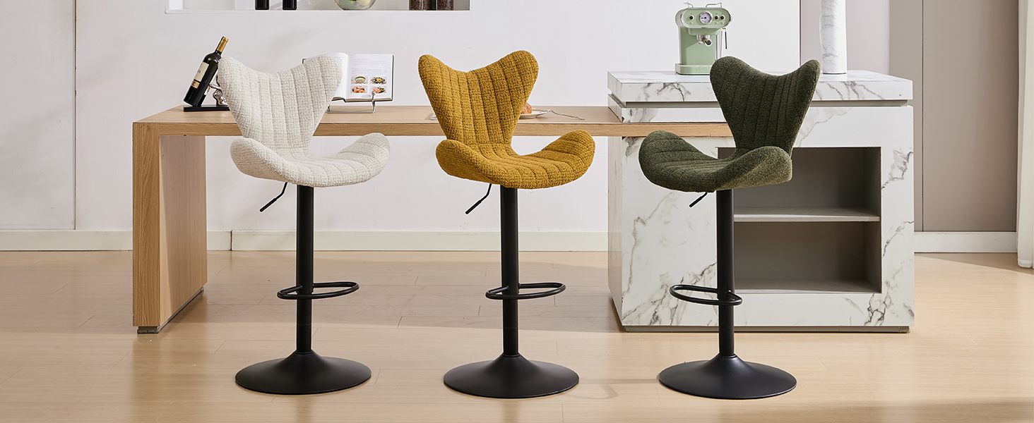 Vista alternativa de la misma área del bar que muestra tres taburetes de terciopelo en amarillo y verde contra un interior blanco con mostrador de madera.