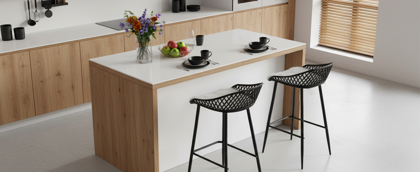 Intérieur de cuisine minimaliste moderne avec armoires en bois, plans de travail et tabourets de bar, aux lignes épurées et aux couleurs neutres.