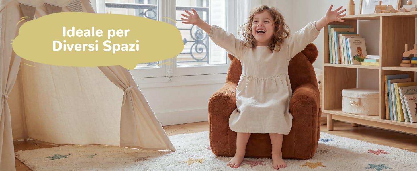 Il testo recita «Ideale per Diversi Spazi». Poltrona imbottita marrone con struttura in legno in camera minimalista con scaffali e arredamento neutro.