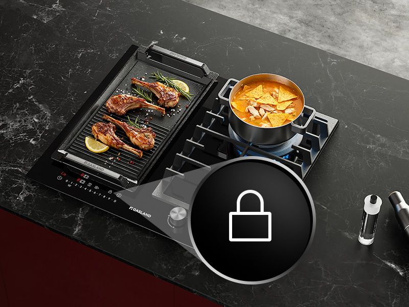 Surface de cuisson moderne à induction ou électrique noire montrant plusieurs zones de cuisson avec des aliments en cours de préparation. Interface numérique visible sur la surface de cuisson.