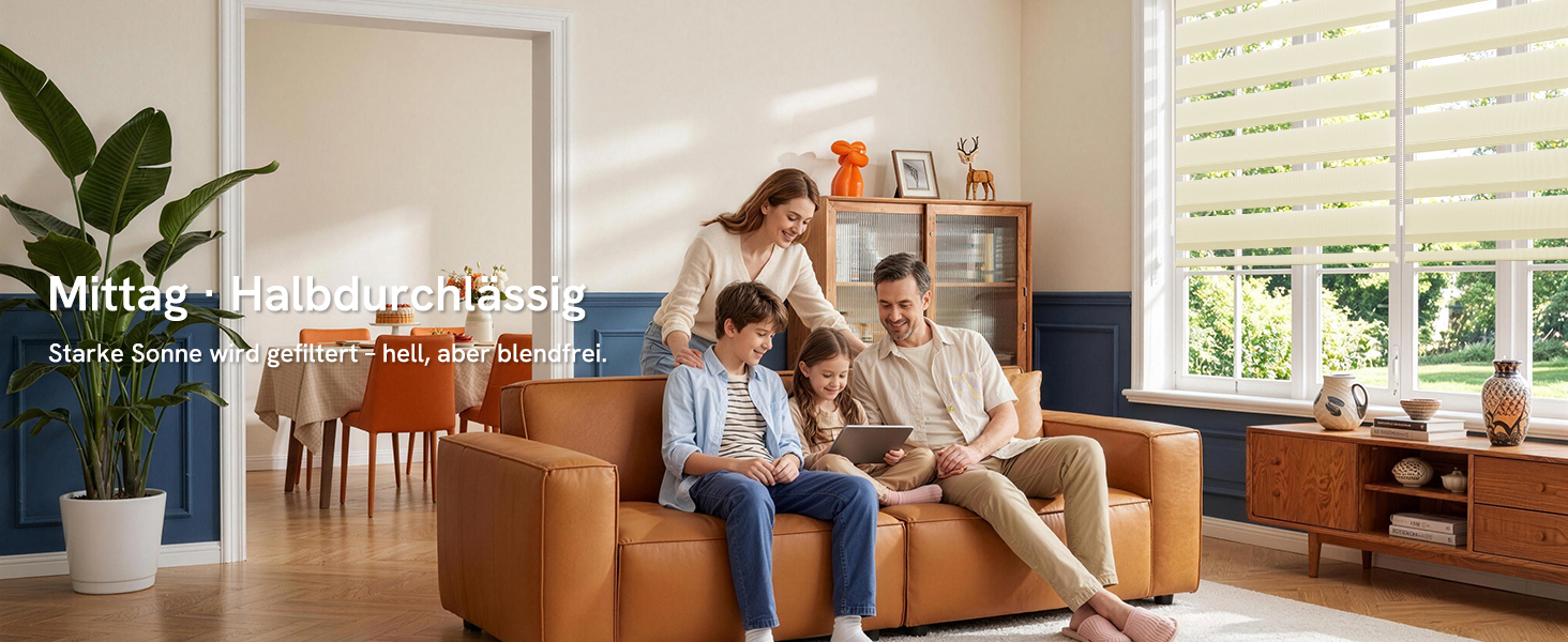 Der Text lautet „Mitten einziehen lässt“ und „Mehr erfahren“. Vierköpfige Familie sitzt auf hellbraunen/karamellfarbenen Polstermöbeln im hellen Wohnzimmer mit Holzaccessoires, Topfpflanzen und sichtbaren Fensterläden.