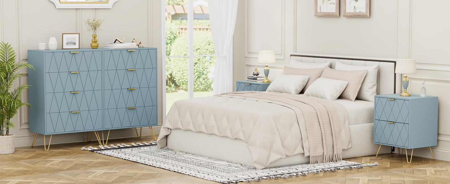 Ensemble de meubles de chambre à coucher comprenant un coffre de rangement rembourré bleu clair avec pieds en métal, un pouf bleu assorti et un cadre de lit rembourré de couleur crème dans un décor intérieur de chambre moderne.
