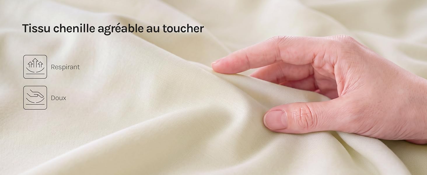Le texte indique « Des grilles d'identification des tissus partout » (partiellement visibles). Gros plan des mains qui manipulent ou examinent un tissu ou une matière textile de couleur claire sur une surface plane.