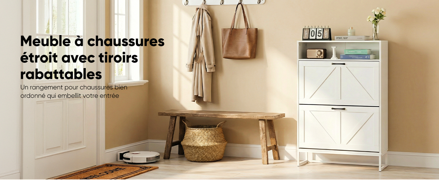 Le texte se lit comme suit : « Meuble à chaussures étroit avec tiroirs rabatables ». Série d'armoires de rangement à chaussures blanches présentées dans un décor beige avec des éléments décoratifs.