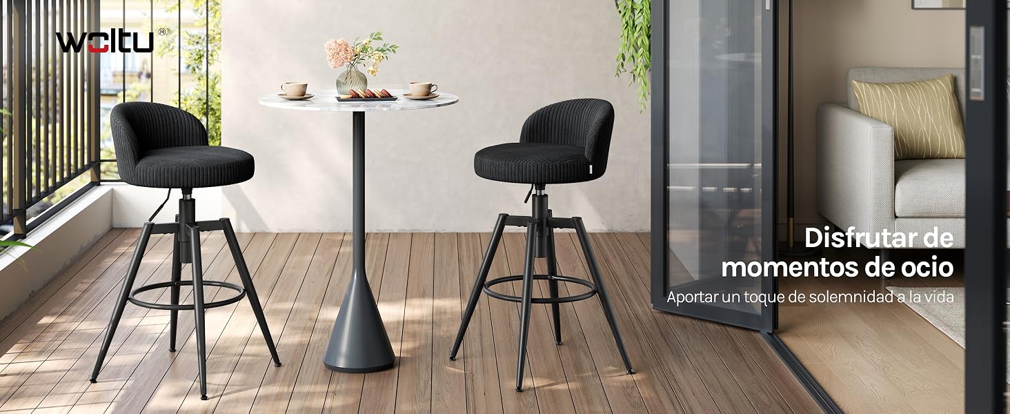 El texto dice «WIDU» y «Perspectives» con «marmorette.com» visible. Sala de exposición de muebles interiores con dos taburetes de bar negros con respaldos curvos colocados en una mesa redonda sobre pisos de madera en un espacio moderno.
