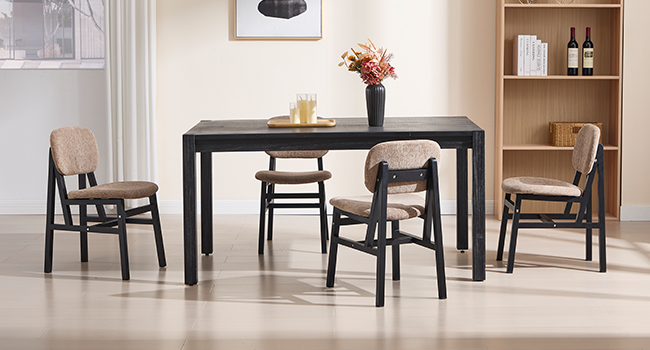 Moderno set da pranzo con tavolo e sedie in legno scuro in varie angolazioni, che offre possibilità complete di disposizione della sala da pranzo.
