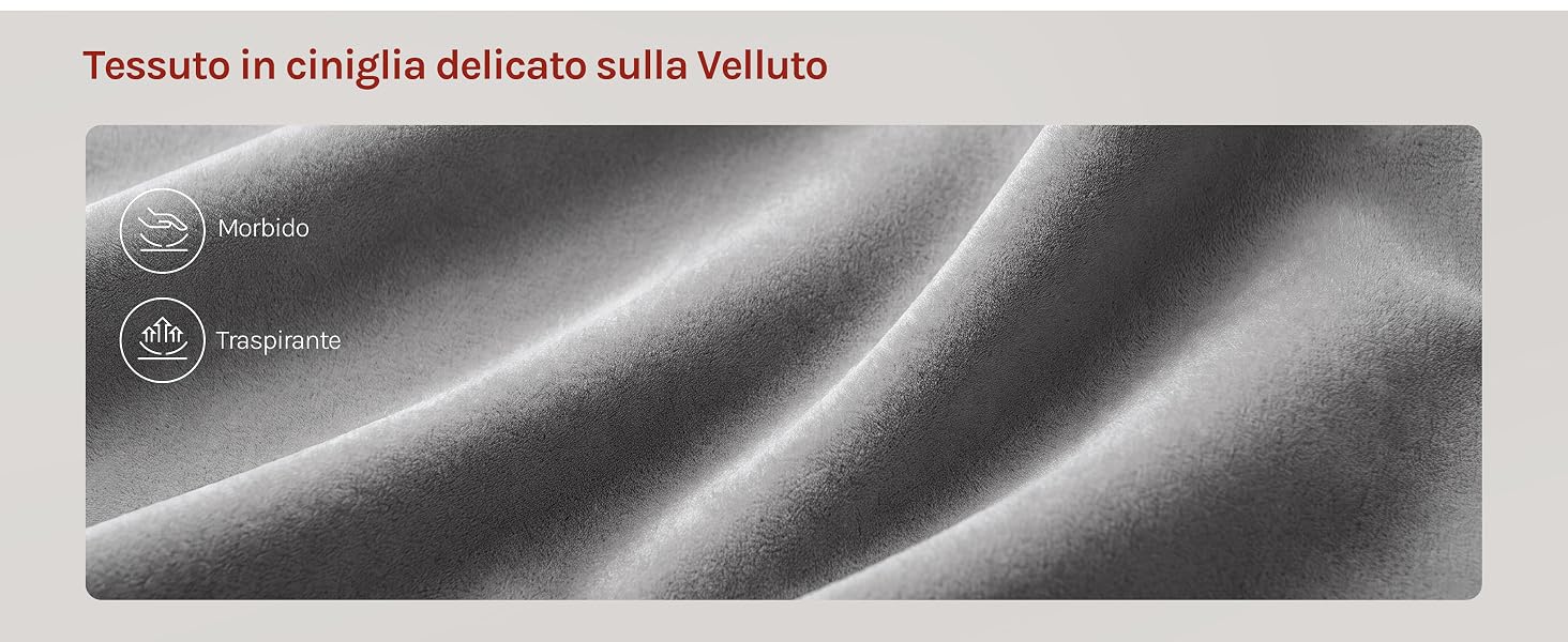 Il testo recita «Tessuto in ciniglia delicata sulla Velluto». Primo piano della trama del tessuto a costine grigio con motivo a righe diagonali e dettagli morbidi sulla superficie.
