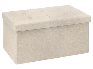 Pouf portaoggetti rettangolare in tessuto beige con coperchio trapuntato. Motivo intrecciato strutturato visibile sui lati. Design pieghevole per riporlo facilmente quando non viene utilizzato