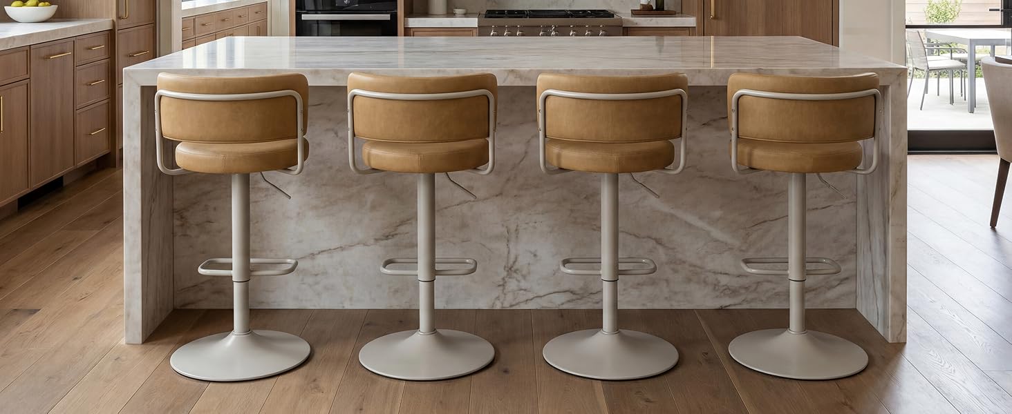 Moderne Kücheninsel mit vier gepolsterten drehbaren Barhockern in Hellbraun/Beige mit darunter angeordneten Chromfüßen. Holzschränke und Geräte aus Edelstahl sind sichtbar.