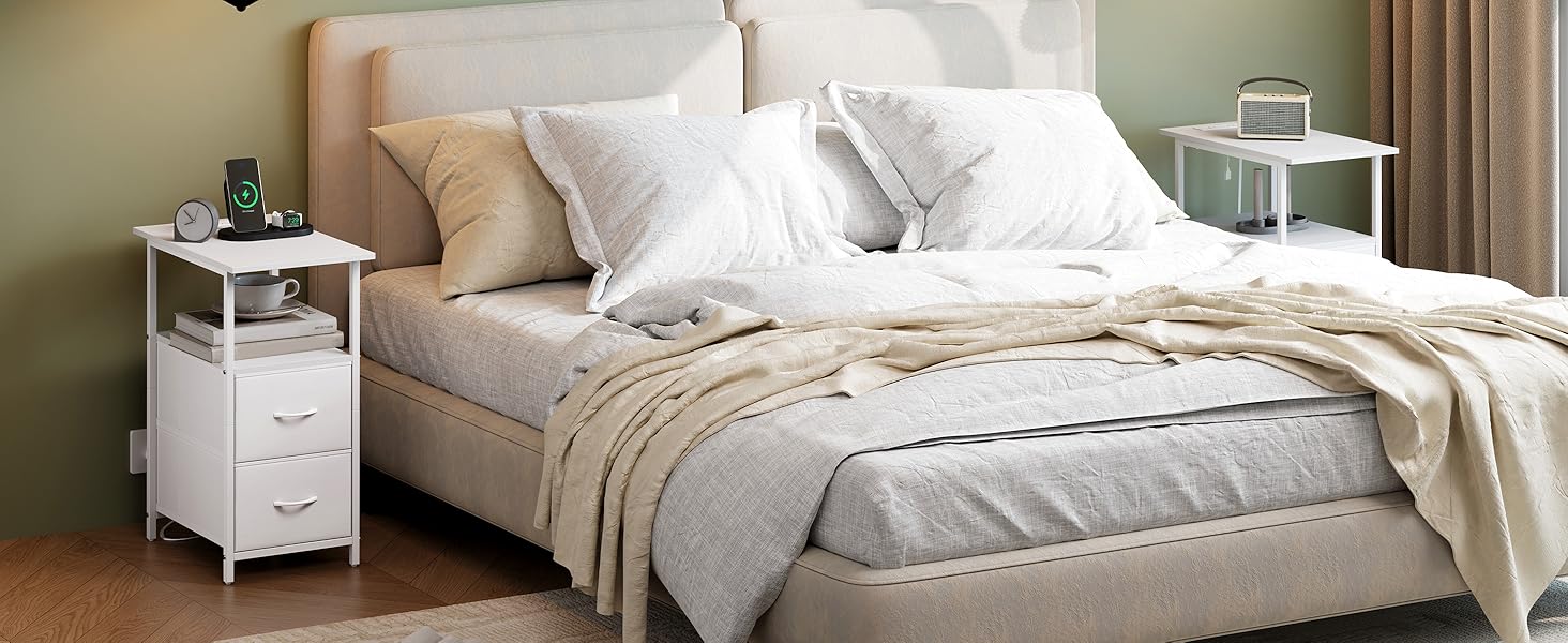 Scène de chambre à coucher présentant un lit avec une literie en couches dans des tons neutres, des tables de nuit blanches de chaque côté et des meubles rembourrés créant un environnement de sommeil serein.