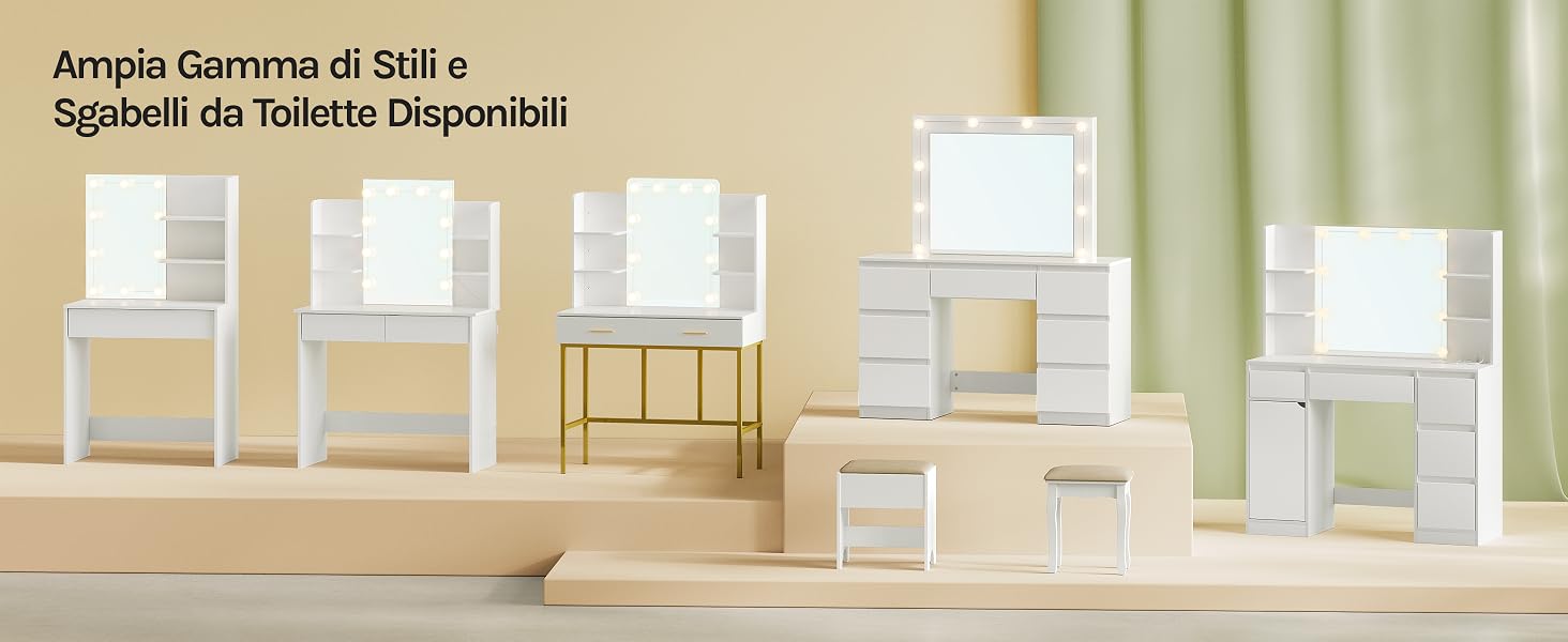 Espositore di tavolini da trucco bianchi con specchi in vari stili e dimensioni. I tavoli sono dotati di cassetti e ripiani. Un tavolo ha gambe color oro. Testo in italiano visibile sopra.
