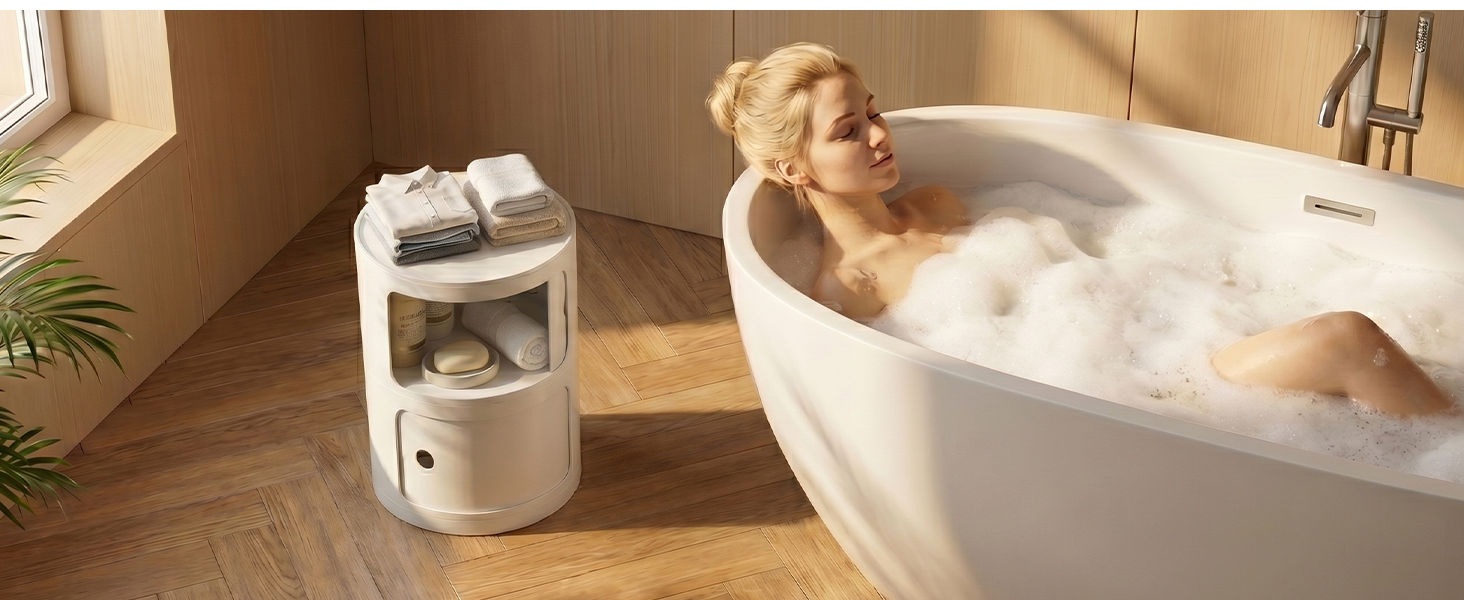 Humidificateur cylindrique blanc sur le comptoir de la salle de bain à côté de la baignoire avec éclairage chaud.