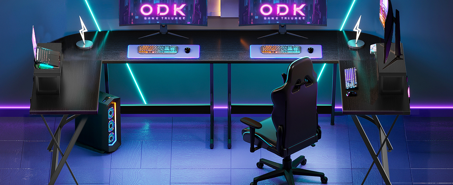 Spiel- oder Unterhaltungseinrichtung mit blauer LED-Beleuchtung, die mehrere Monitore und Gaming-Stühle in einer dunklen Raumumgebung anzeigt.