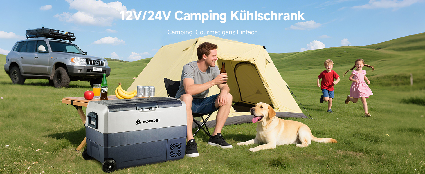 Der Text lautet „12V/24V Camping Kühlschrank“. Campingszene im Freien, in der ein tragbarer Kühl-/Kühlaggregat auf dem Campingplatz benutzt wird, während sich das Fahrzeug und die Leute im Hintergrund entspannen.