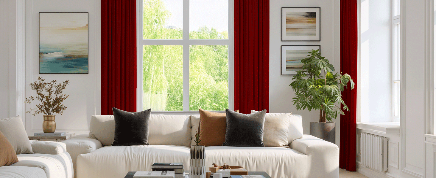 L'intérieur du salon moderne comprend un canapé sectionnel beige. des rideaux gris et de grandes fenêtres avec éclairage naturel.