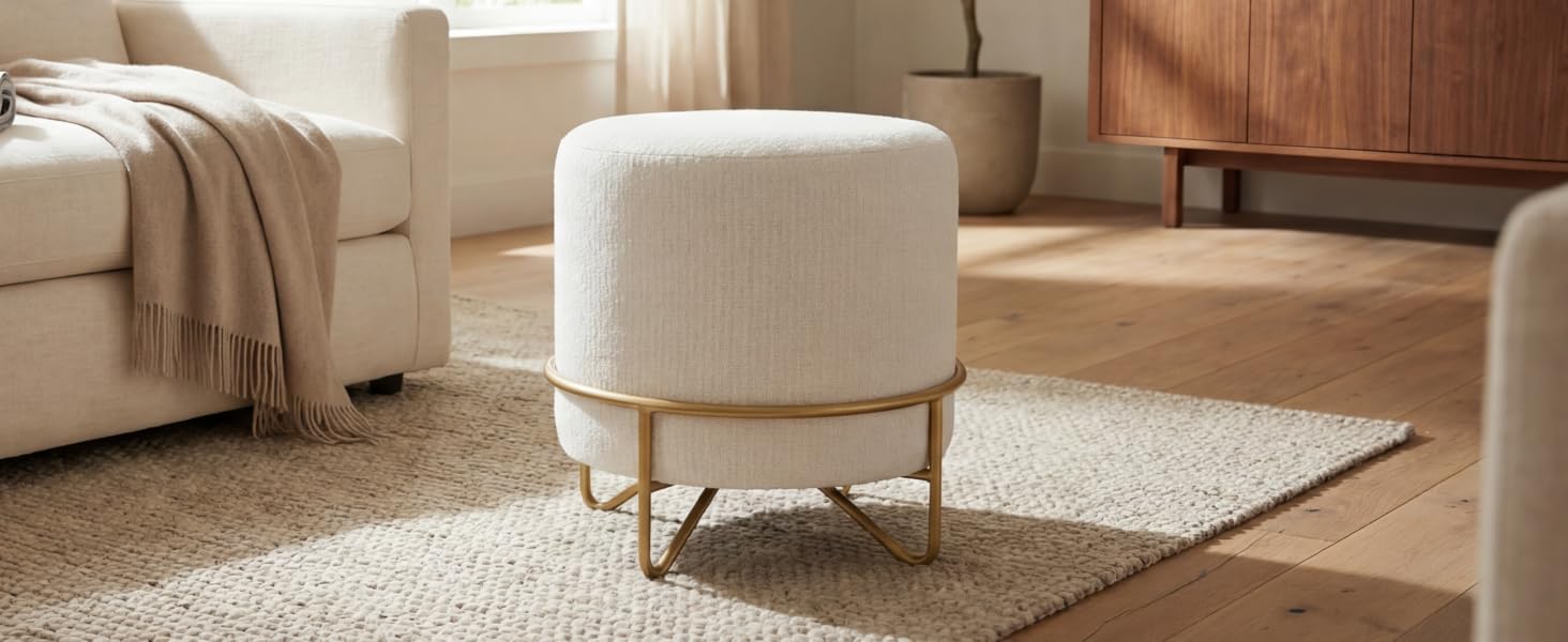 Pouf o pouf imbottito beige chiaro mostrato in diverse angolazioni in un soggiorno moderno con pavimenti in legno e decorazioni neutre.