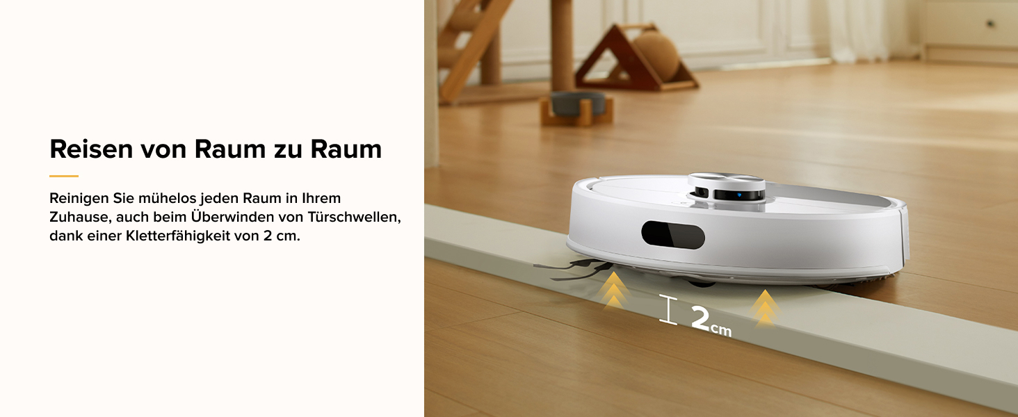 Weißer runder Roboterstaubsauger, der über eine 1,2 cm lange Schwelle zwischen Holzboden und Teppich navigiert. Geometrisches Spielzeug im Hintergrund sichtbar