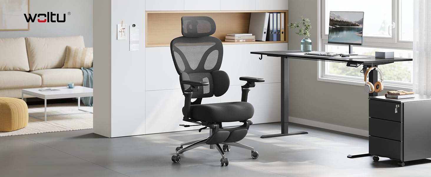 Moderno spazio di lavoro per l'home office con sedia da ufficio ergonomica in rete nera, scrivania con configurazione per computer, contenitori e interni dal design minimalista bianco e grigio.